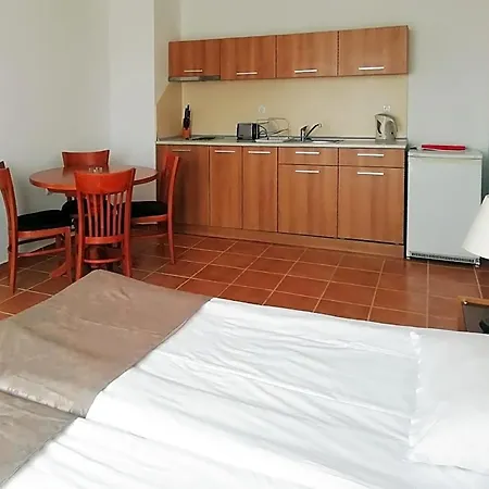 Efir Aparthotel *